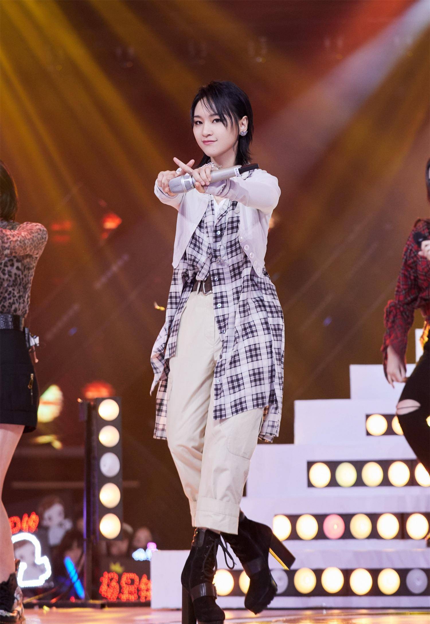 时隔15年,李宇春周笔畅再次同框,看完对比照!