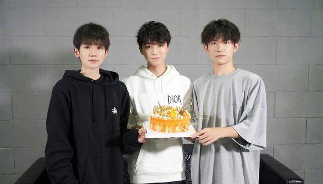 tfboys出道六周年,王俊凯王源易烊千玺共同捧生日蛋糕庆祝_单飞_组合