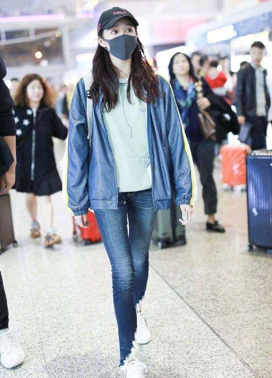 把运动裤穿成紧身裤的恐怕也只有关晓彤啦!