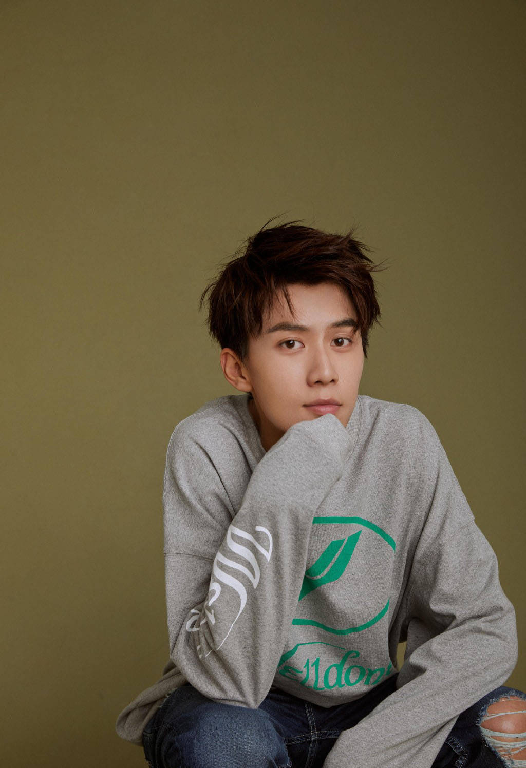 任宥纶灰色t恤牛仔裤运动风写真 任宥纶个人资料图片