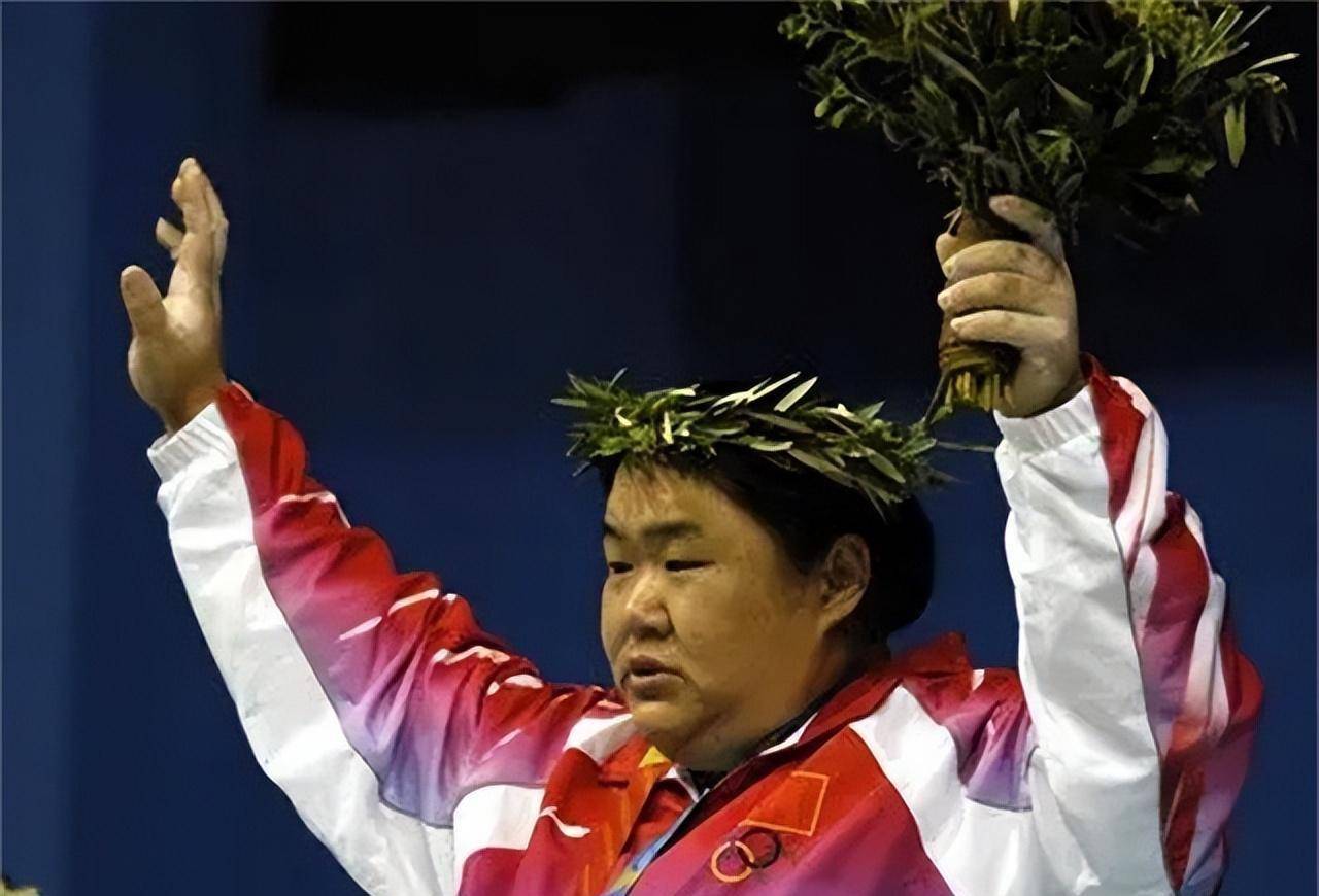 "举重冠军"唐功红:30岁退役,国家奖励4室2厅,老公长得帅