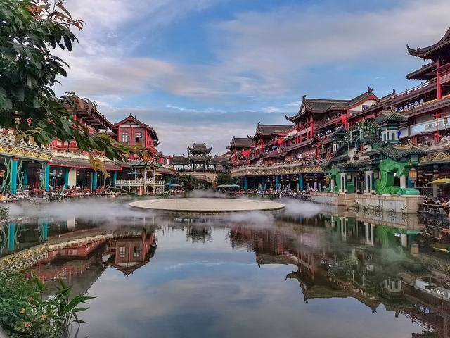 这里就是眉山东坡水街,它位于眉山东坡城市湿地公园,距离成都60余公里