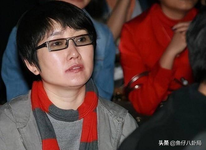 他与第三任妻子郑艳东,就是通过网络认识的.