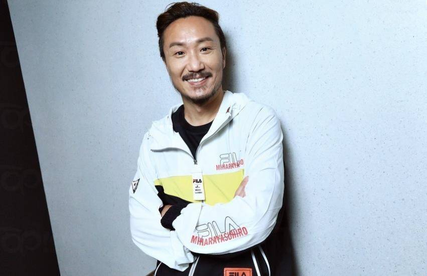 郑中基一家近况,49岁胡子拉碴男人味足,女儿爱唱歌跳舞想当歌手_孩子