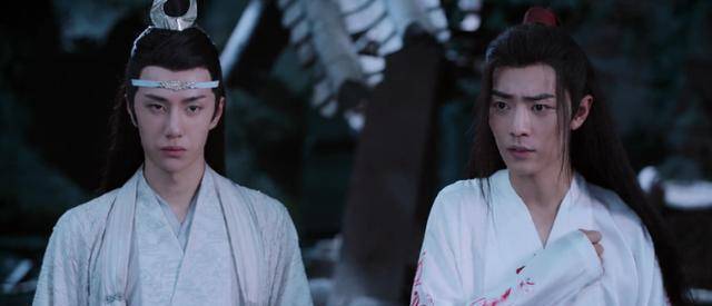 魏婴因伤口未愈合,坐在小苹果身上,蓝湛则牵着小苹