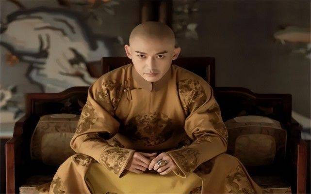 据《清宫遗闻》记载,雍正有一次召见乾隆,乾隆在殿外跪了很久,却始终