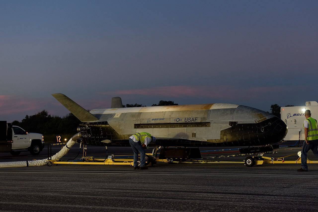 "x-37b"无人飞机,可长期执行太空飞行,兼顾军民两用_航天飞机_任务