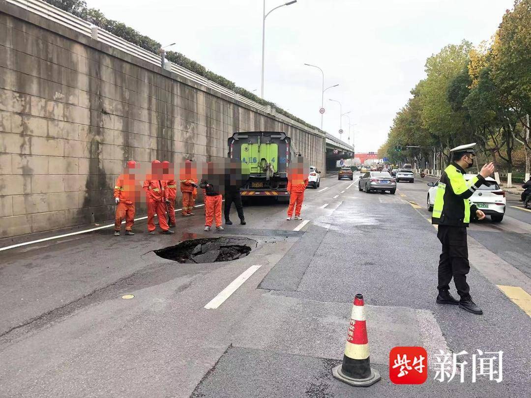 【突发】雨花南路靠近玉兰路路口处道路塌陷，驾车人请绕行过往抢修警力 0774