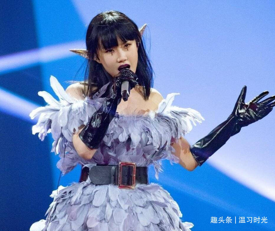 对阵的是万茜,伊能静,黄龄带来的《光之翼》,三人化身绝美暗夜精灵