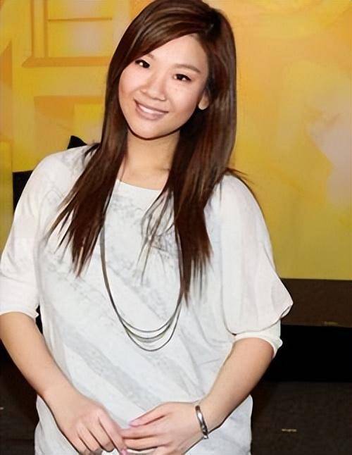 年纪轻轻却是满身黑料,比起沈殿霞独自抚养长大的郑欣宜来说,相距甚远