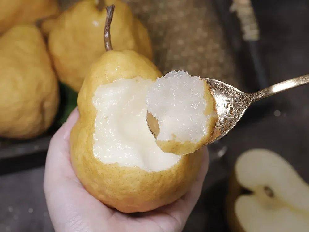 梨的淀粉会转化成糖,原果胶会水解,果肉细胞会彼此分离,就会变得又甜