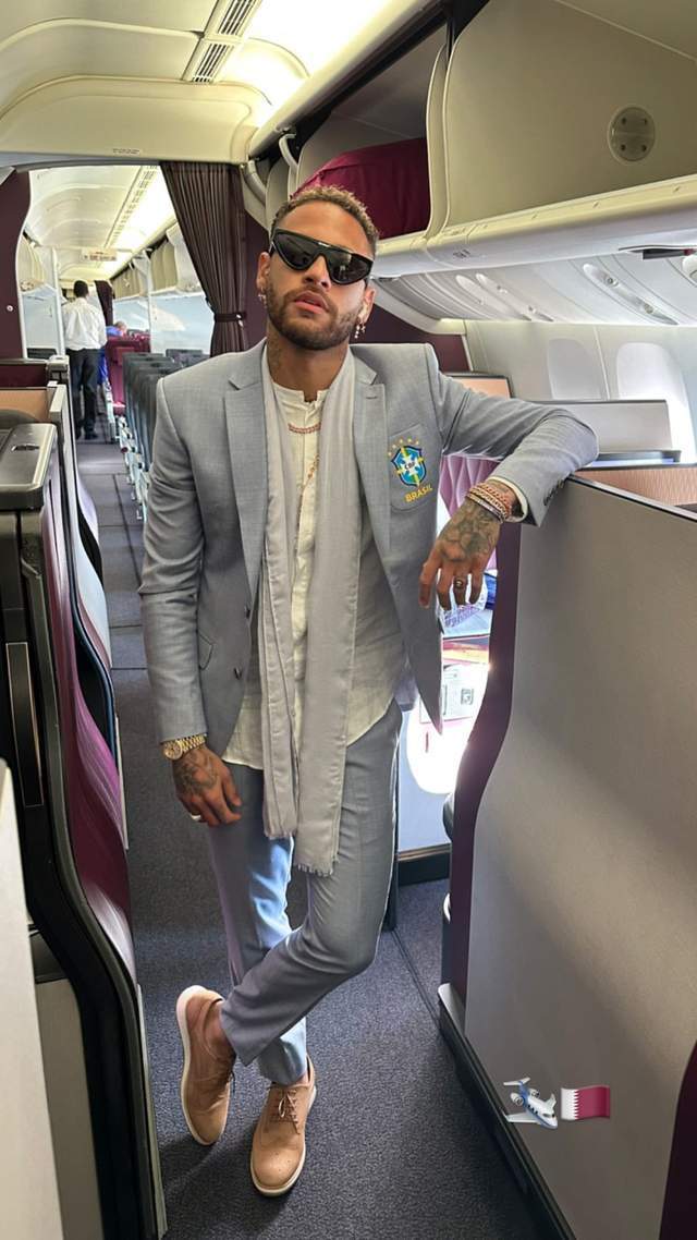 内马尔换上了帅气的西装,戴着墨镜在飞机上摆拍.