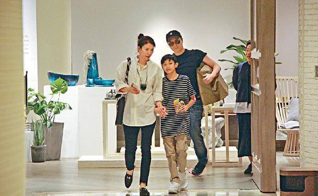 张智霖手拿花瓣蛋糕庆祝自己生日_照片_蔡一智_上山