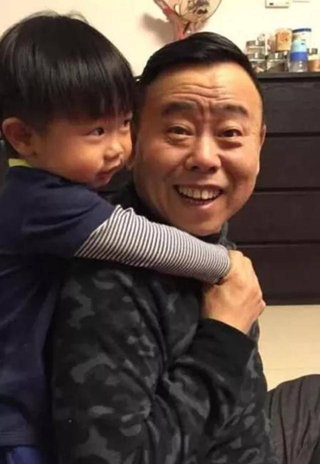 外孙完美遗传潘长江的基因,网友看到他们两人的合照:隔代遗传太厉害了