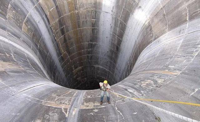 这口巨大无比的喇叭口泄洪的时候不免让人不寒而栗_洞口_水量_水库