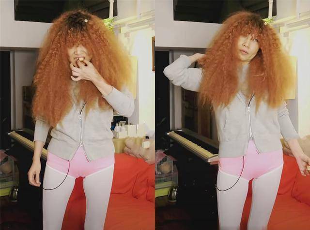 53岁张蔷真洋气,短裤外穿配金色爆炸头,瘦到夹腿坐成"麻花"_女性