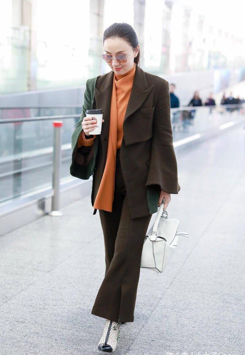 48岁陶虹越老越有气质,拼色西装高级大气,拿咖啡走机场超有范_时尚