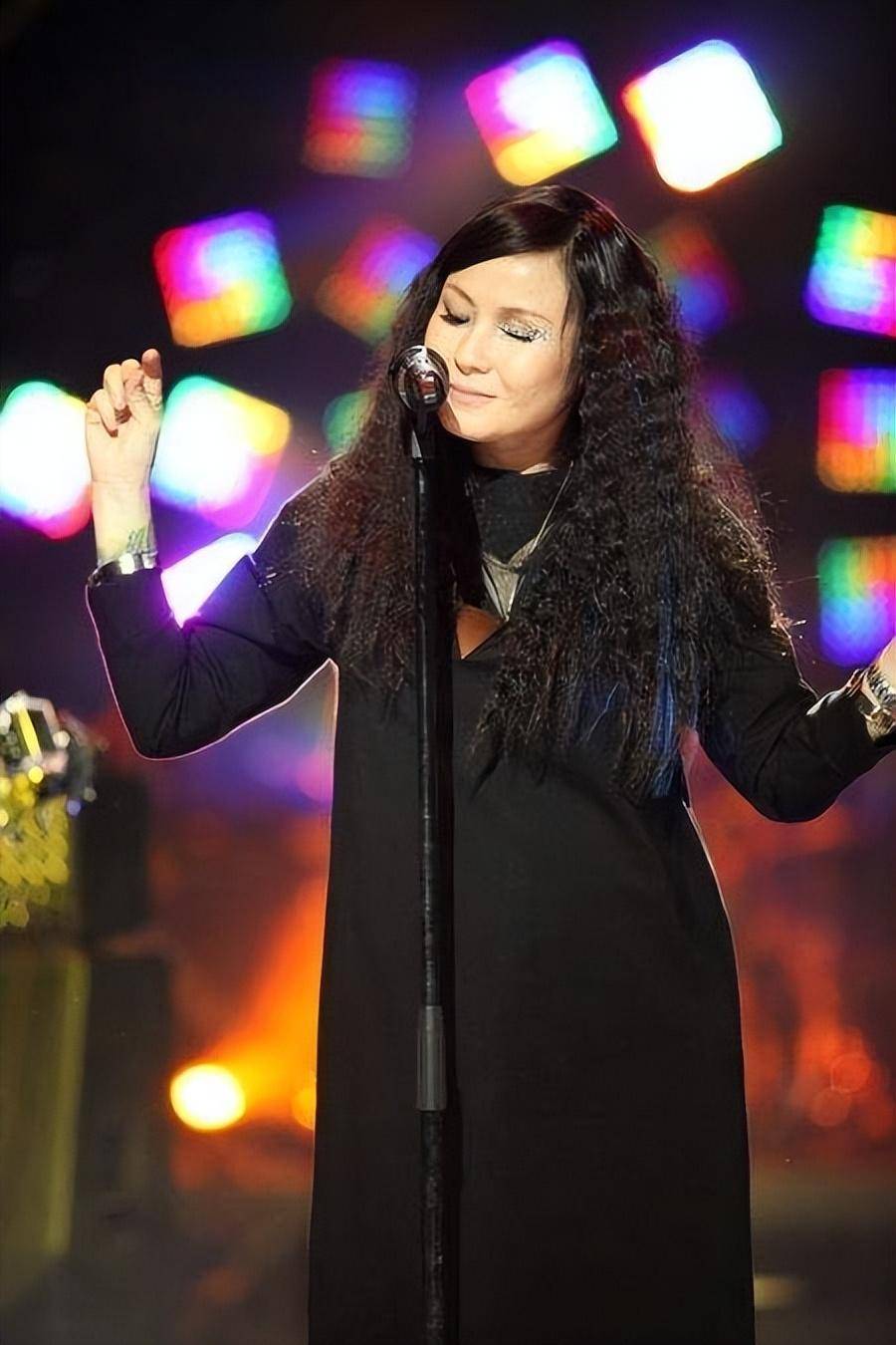 47岁罗琦直播哽咽落泪,素颜现身模样大变,家具破旧凌乱生活拮据_网友