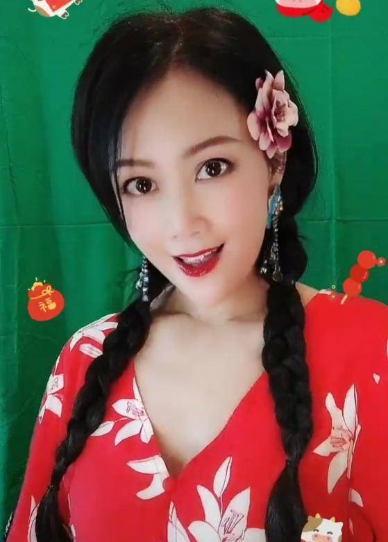 51岁梁小冰戴红花扮嫩?