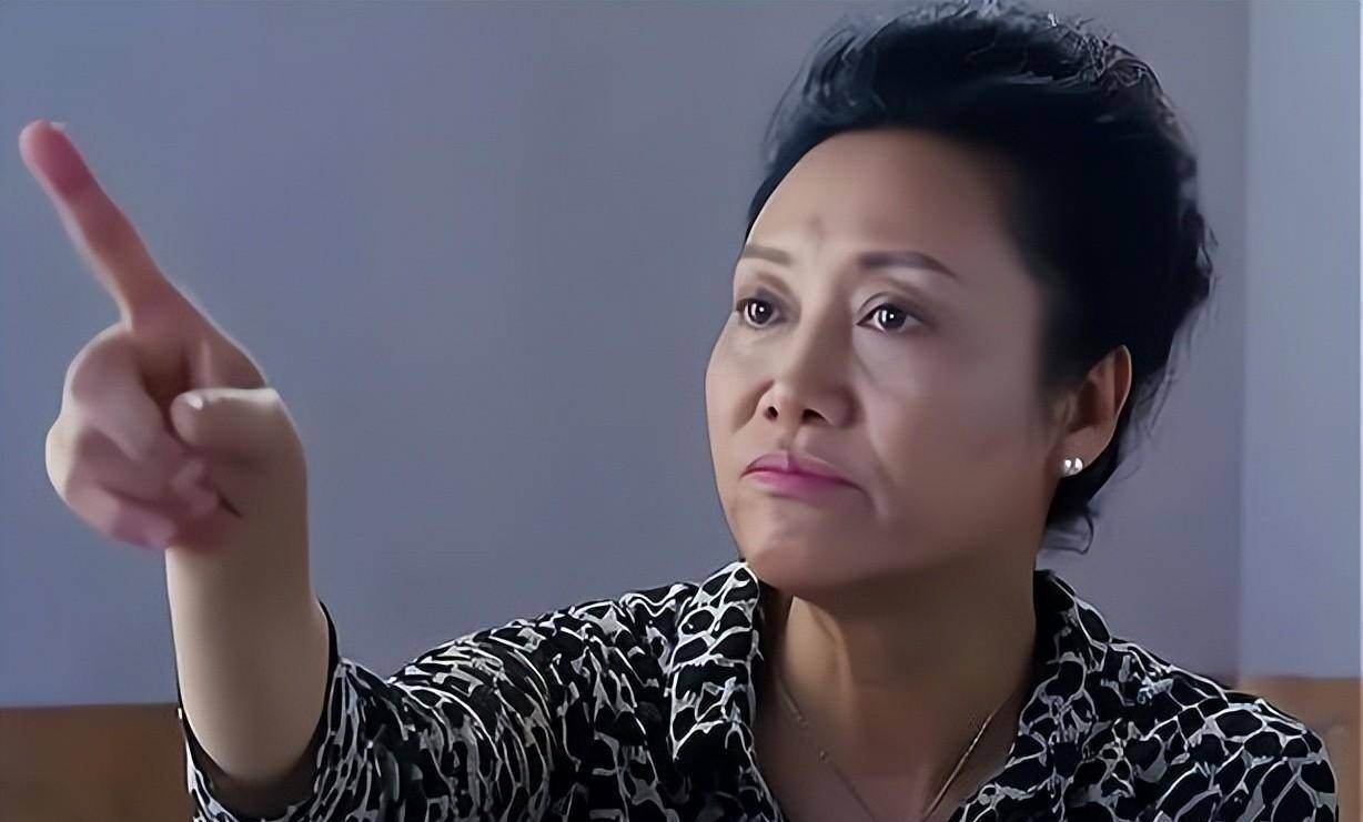 演了一辈子戏却靠女儿车晓的绯闻出名,老戏骨王丽云亏不亏?