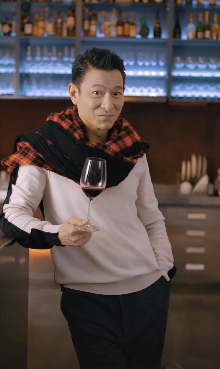 60岁刘德华玩视频"上瘾",把衬衫当围脖大胆求关注,喝红酒摇杯真帅