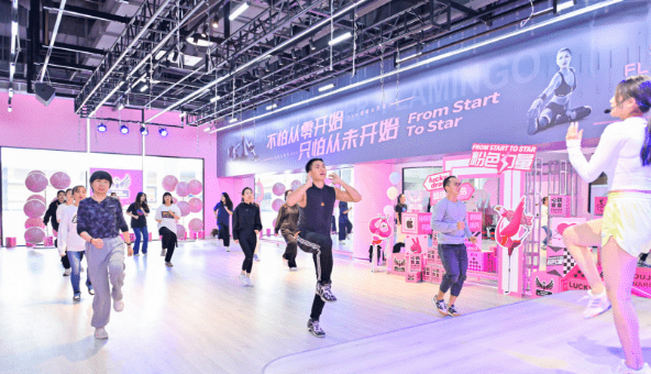 上海地铁站内有了网红操舞房 “超级火烈鸟”定义女性健身新模式_体育运动_市民_锻炼