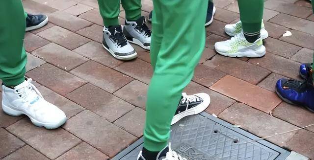 很少有女同学攀比鞋子,因为与外在装饰相比,女生更在意自身的颜值