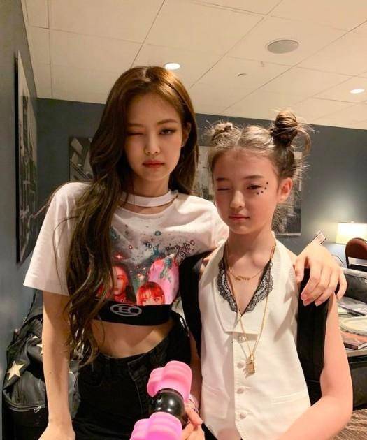 ella与师姐blackpink的成员们感情也相当好,不仅私下