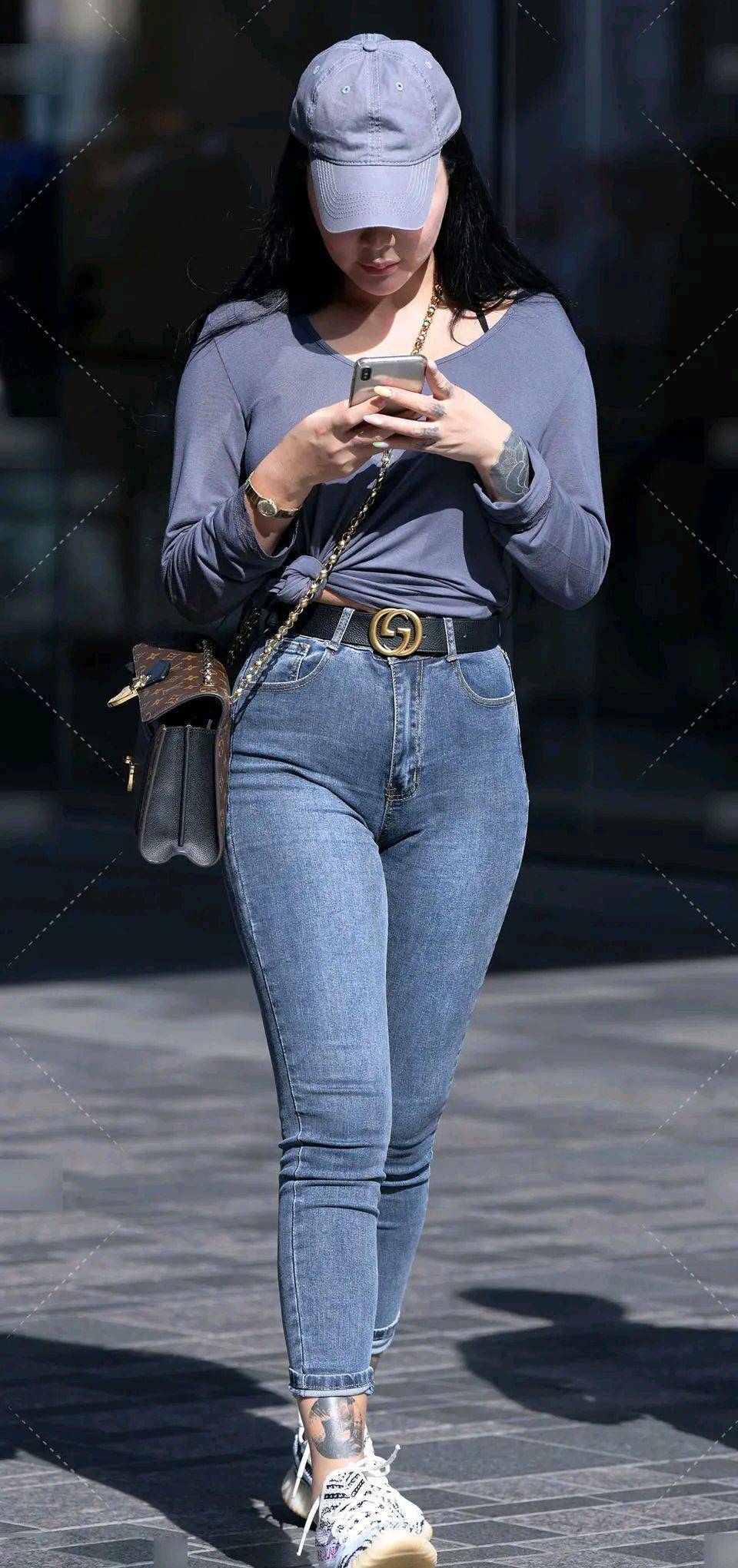 "臀大"的身材最适合的穿搭就是低腰裤了,穿在美女身上真好看!