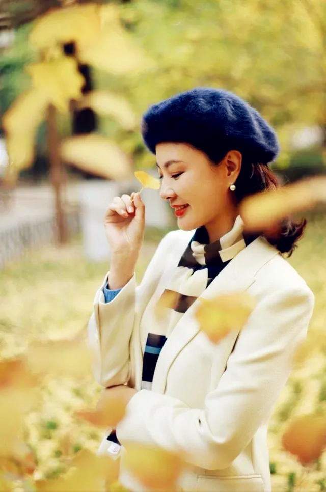《秋日物语,西装美学》:刘芳菲的秋日穿搭,巧用白西装美穿成经典_白色