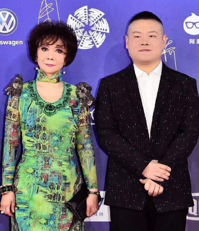 57岁蔡明旗袍装出席活动,风姿卓越身材好,脸上皮肤略微松弛下垂_网友