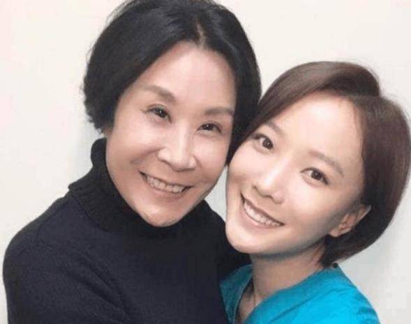 因《军港之夜》成名,丈夫是法国人,女儿却不像混血像妈妈_苏小明_时间