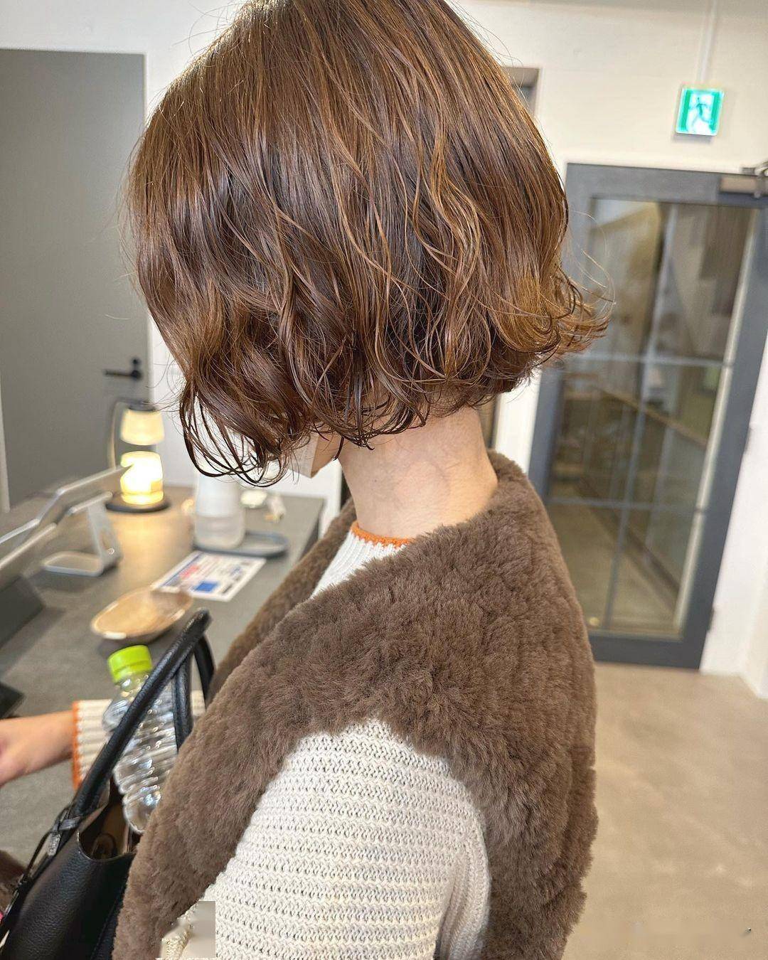 当然也可以烫一烫,这种蓬蓬的纹理让整个发型表面更具动感,越看越时尚