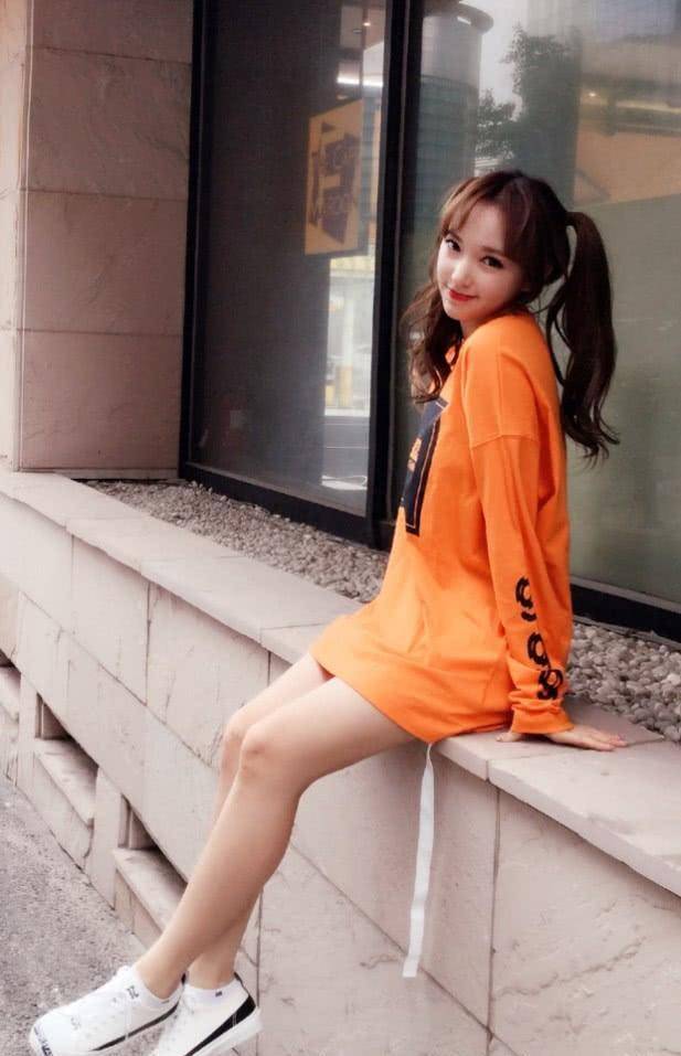 都说直筒裤最能遮肉,可当程潇穿上后,却意外凹出了大象腿巨粗_黑色_一