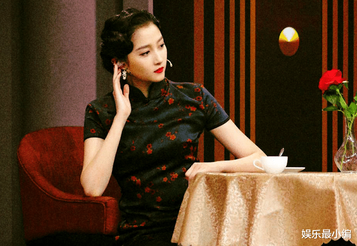 关晓彤杨颖穿旗袍美出新高,当两人同台时,未婚已婚差距却很明显_节目