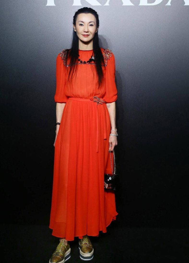 原创张曼玉确实老了穿一袭红纱裙优雅知性无奈松弛的脸蛋太减分
