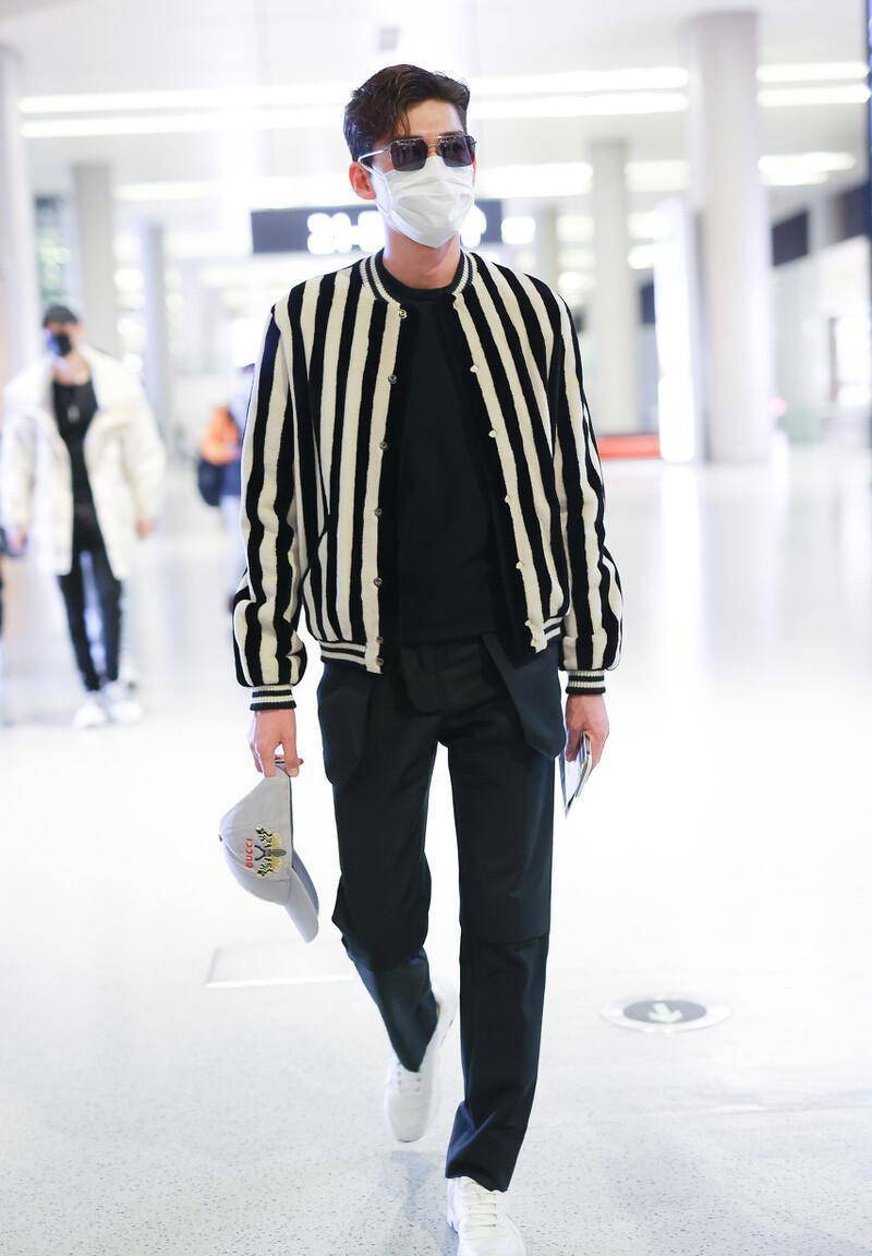 张翰这么穿超显身材,条纹夹克配西裤修身有型,细直长腿很是抢镜_效果