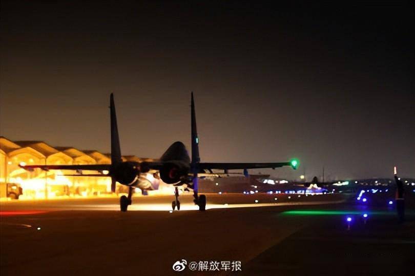 出击！东部战区空军航空兵某旅组织跨昼夜飞行训练