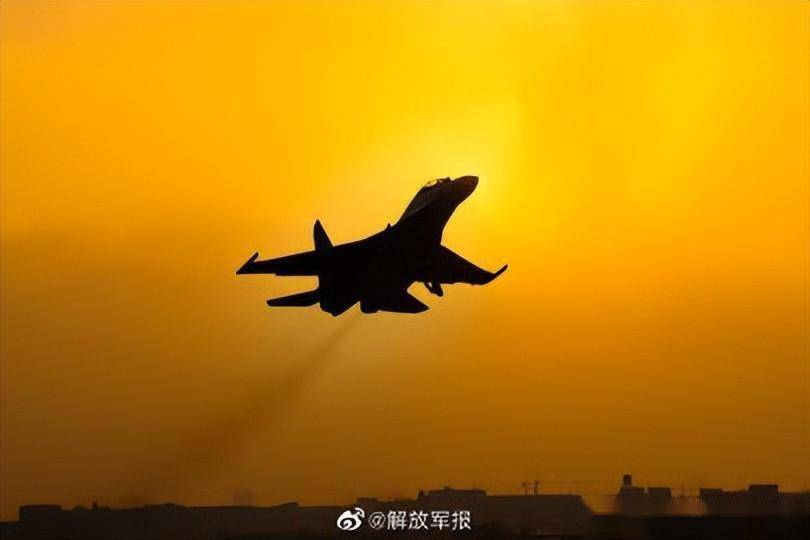 出击！东部战区空军航空兵某旅组织跨昼夜飞行训练