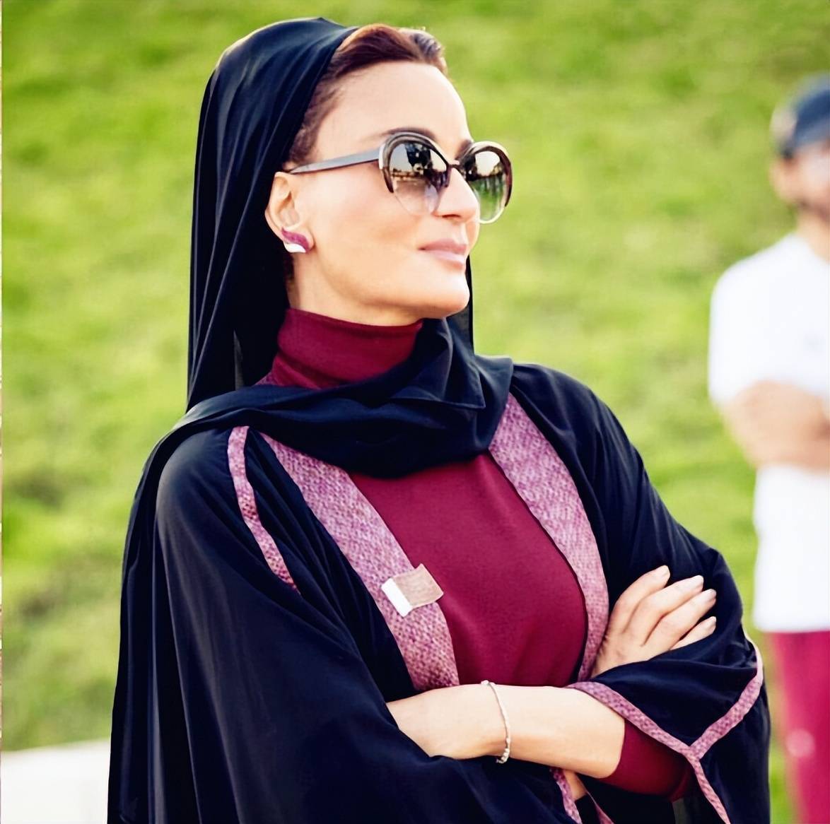 卡塔尔皇太后亮相,服装都是高定款,一袭薄纱长袍演绎