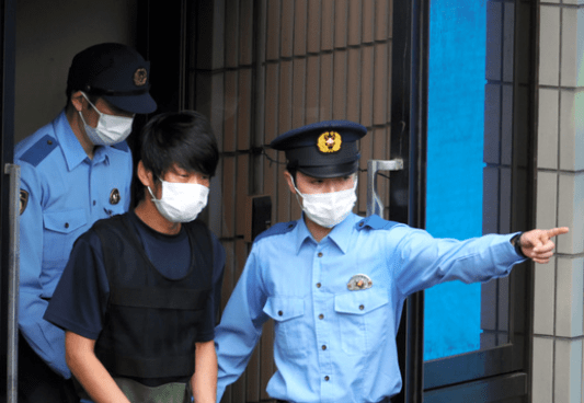 枪杀安倍晋三的山上彻也在接受日本奈良市警方调查供述_枪支_评论