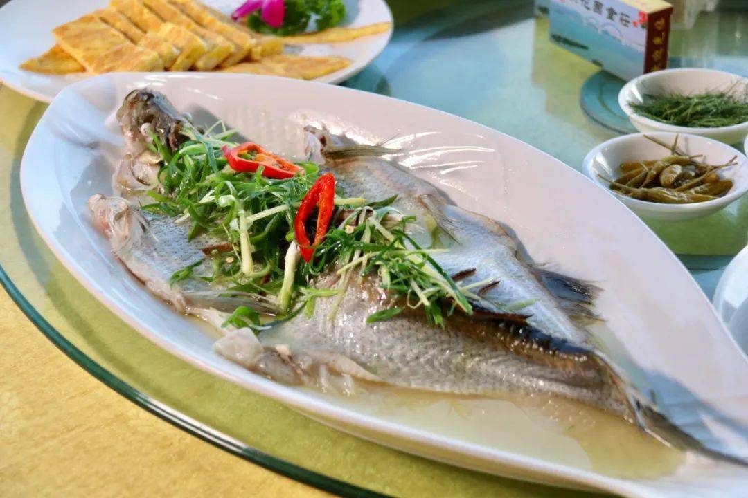 滚烫的热油隔水清蒸最受欢迎的和顺鱼还有九江产量最多在渔花园餐厅