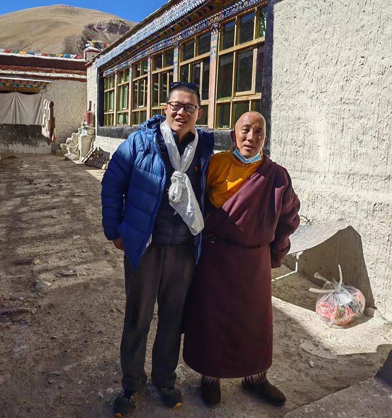 崔成坚参听不懂普通话,洛桑主任和阿多给我们翻译,他年轻的徒弟是完成