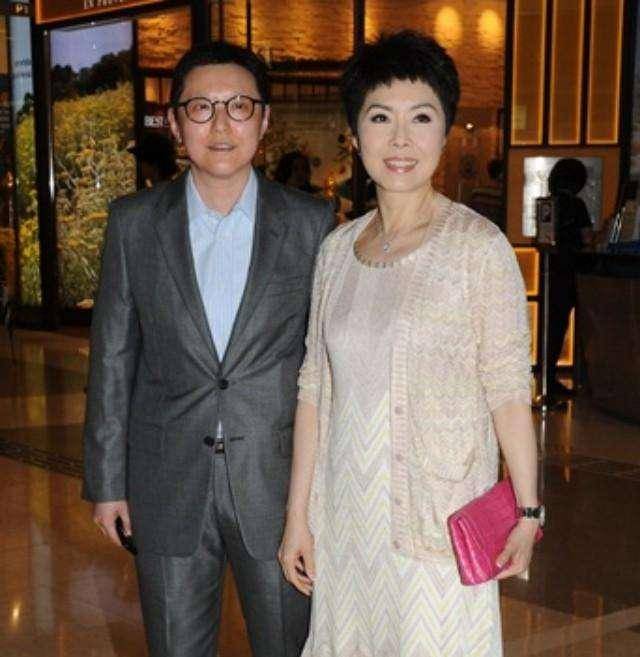 29岁和丈夫分手的关菊英,恋上女富豪后,牵手十年依旧恩爱如初_感情