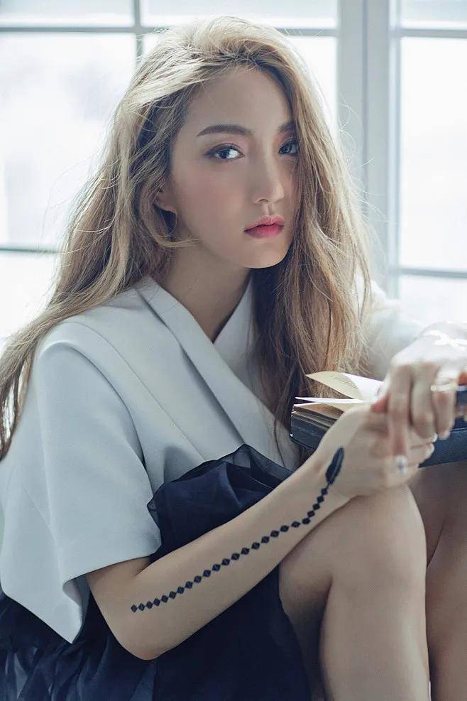 国外老牌女艺人bada,年轻时甜美可爱,年老却变得时尚知性_组合_崔盛希