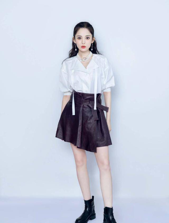 古力娜扎身穿白衬衫,搭配黑色短裙,甜美又灵气_线条_女性_白色