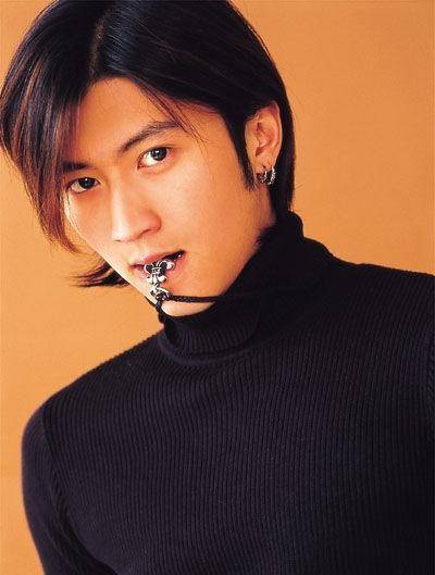 1996年谢霆锋为了替父还债,正式出道.