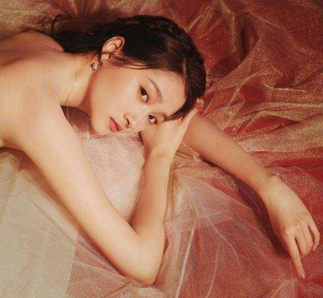 关晓彤当年拍摄"卫生棉"策划,未p图遭曝光,提臀那刻被撩了_专业_青春