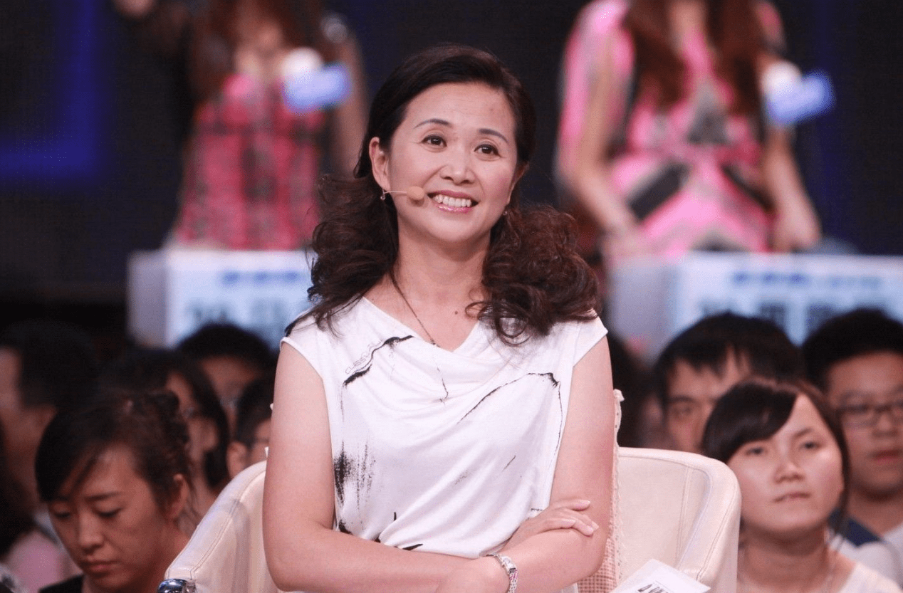 非诚勿扰嘉宾黄菡罕见现身,状态显老快认不出,穿着朴素接地气_节目