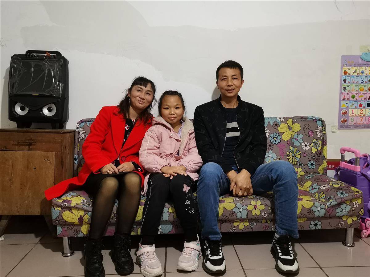 “带货郎”邓家财:一肩挑起两个家 照顾侄儿15载_哥哥_生活_孩子